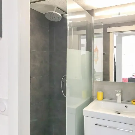 Dans Une Avec Piscine *